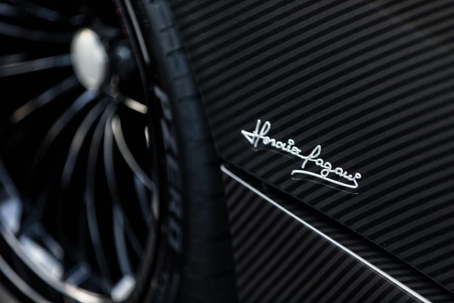 Детали экстерьера Pagani Huayra Roadster (94 of 100) 2017 года  (NA) (фото 40 из 61)